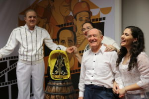 didi_posa_com_sua_familia_diante_da_estatua_de_cera_em_sua_homenagem_no_memorial_da_devocao_ivan_simas_001