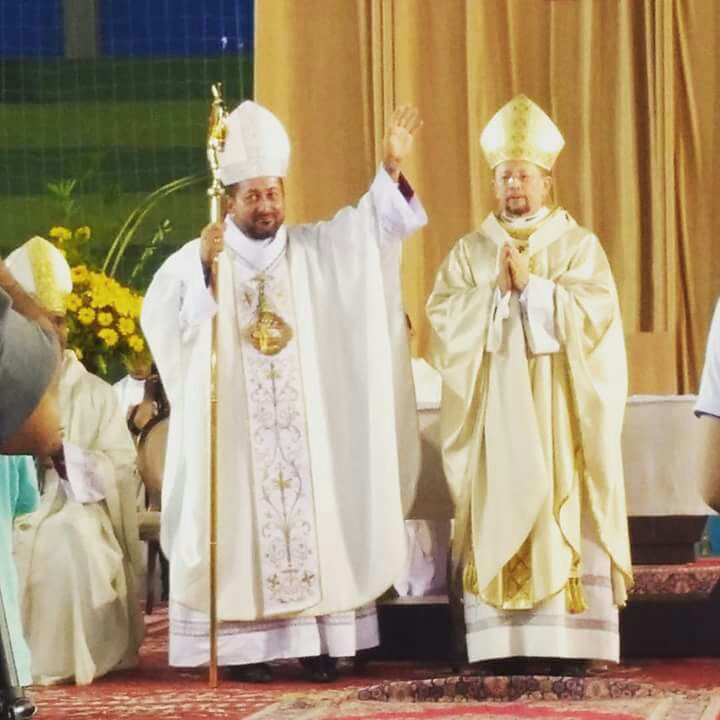 Fieis Acompanham Celebração Eucarística De Ordenação Episcopal Do Novo ...